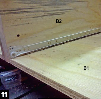 Dobbeltseng med opbevaring: Skru skuffeskinnerne fast til bunden Dobbeltseng med opbevaring: Skru skuffeskinnerne fast til bunden